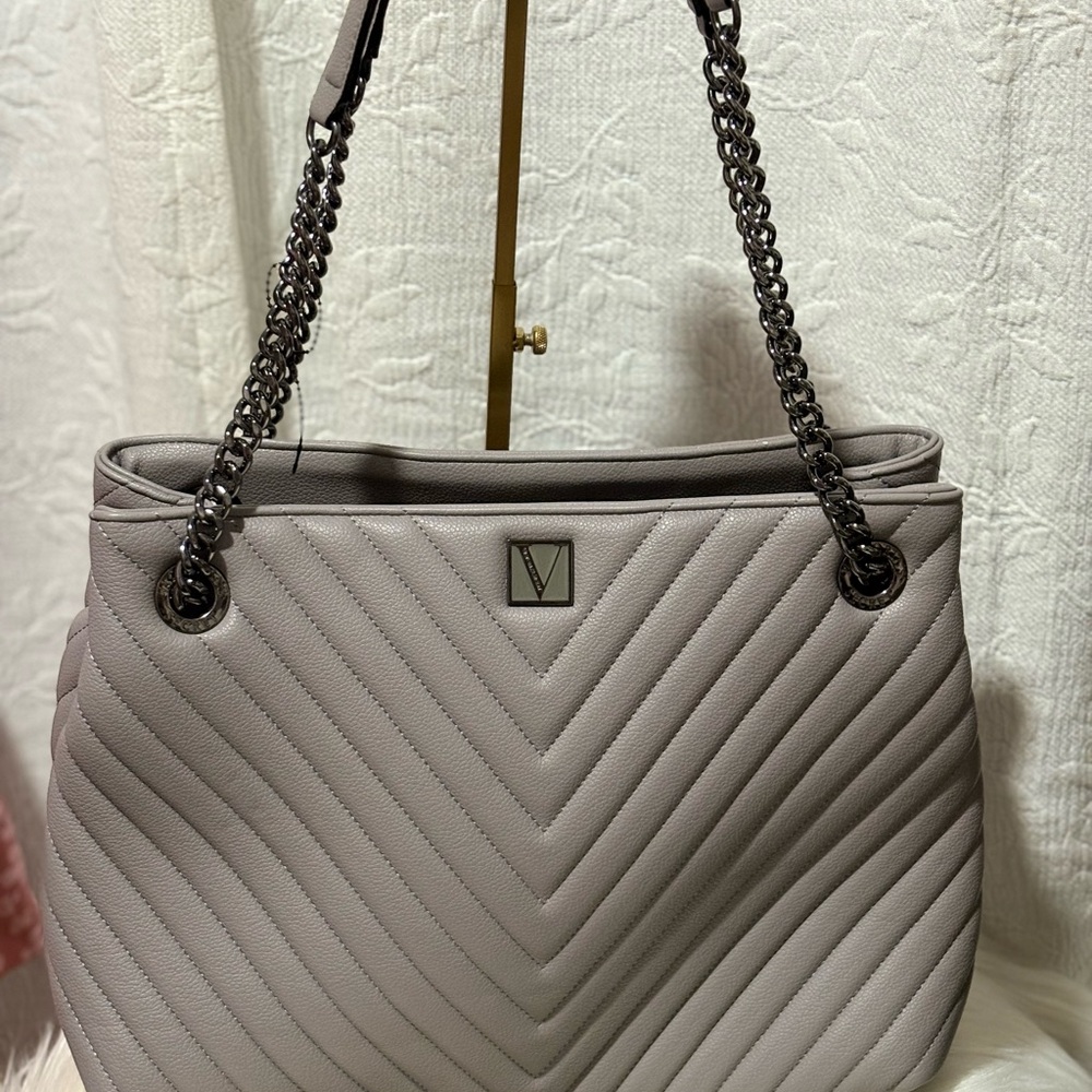 Chic Quilted Shoulder Bag in Gray